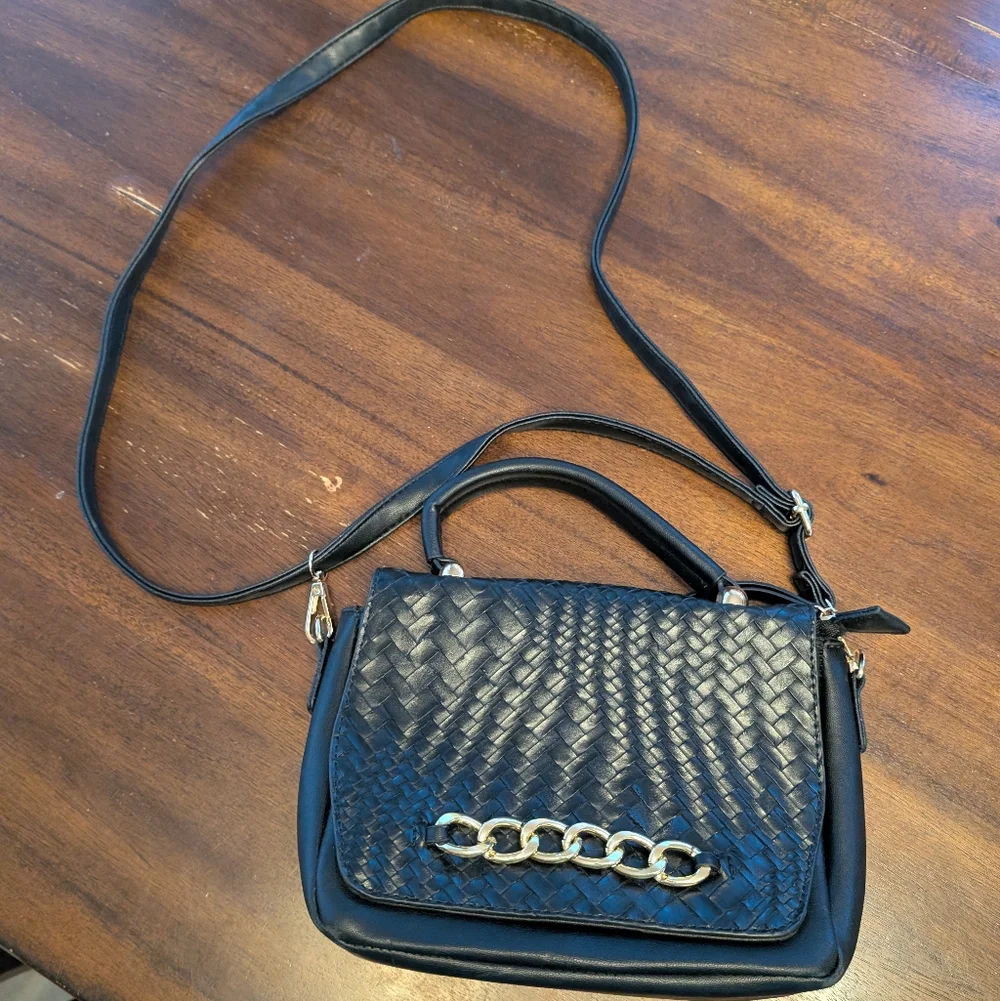 Darcy Marks London Woven Cross Body Bag With Top Handle & Gold Accent Chain